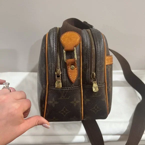 Louis Vuitton (discontinued) Monogram Reporter Bag (Authentic) - Picture 4 of 9